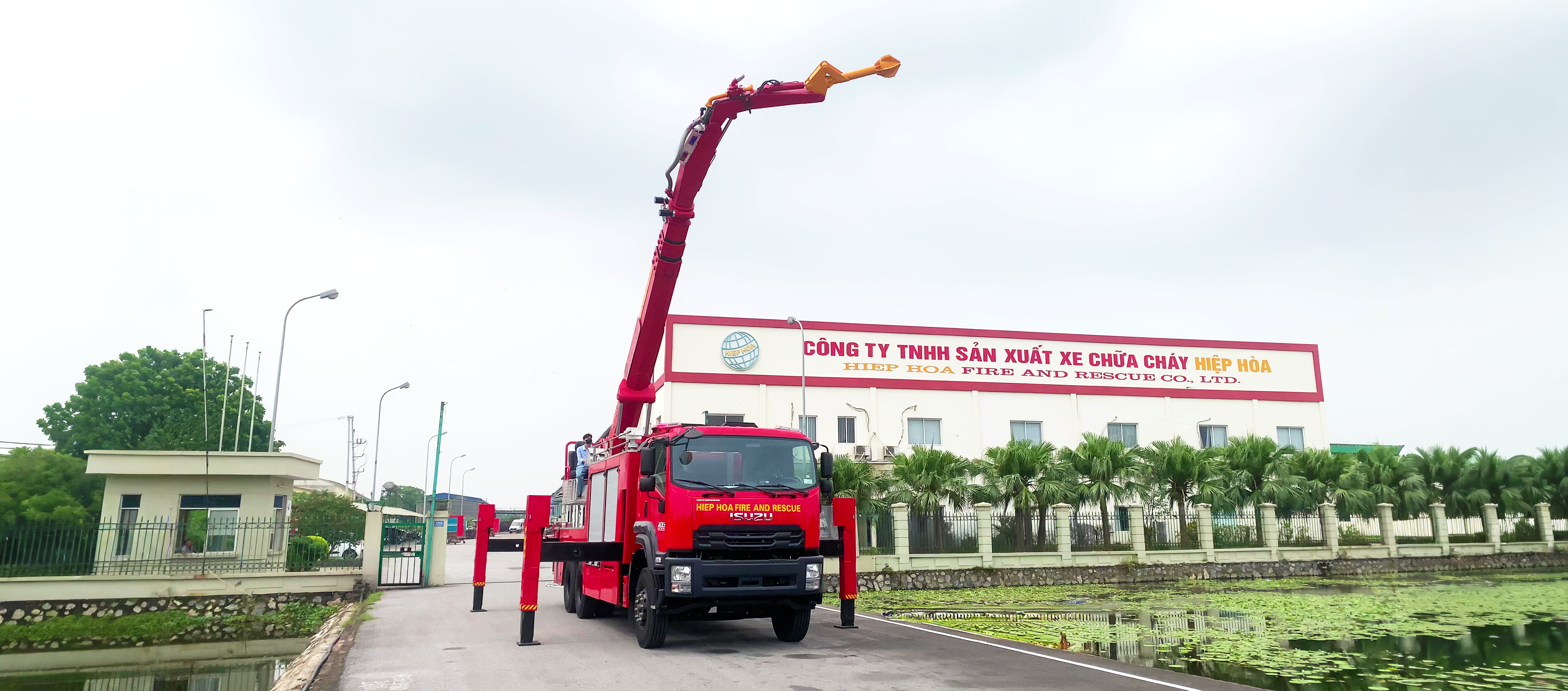 Ảnh minh họa xe chữa cháy cần vươn tích hợp thiết bị phá dỡ cơ khí